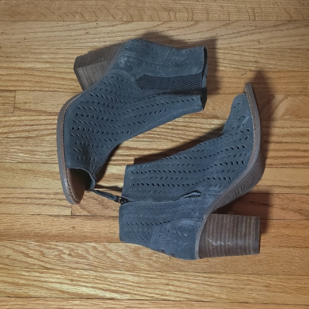 Toms Gray Perforated Peep-Toe Block Heel Ankle Booties. Size 9 Wide - Picture 2 of 7